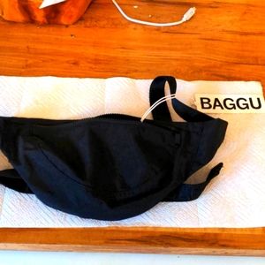 Baggu NWT black crescent fanny pack